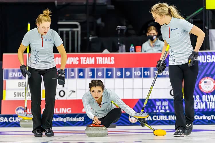 下雪天汽车失控，为何不能死死踩住刹车，而是要松开？