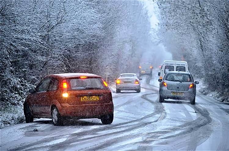 下雪天汽车失控，为何不能死死踩住刹车，而是要松开？