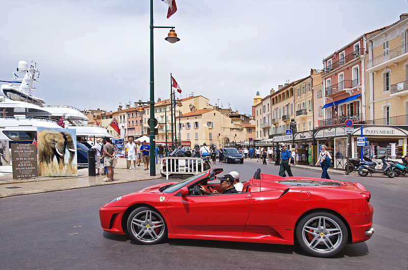 汽车头枕拔不出来怎么办？