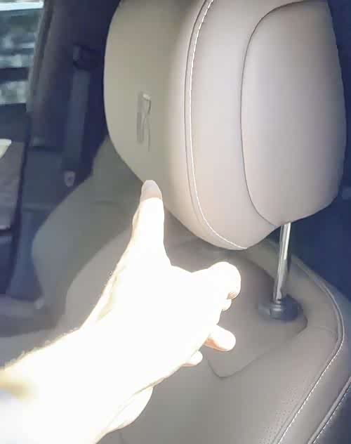 汽车头枕拔不出来怎么办？